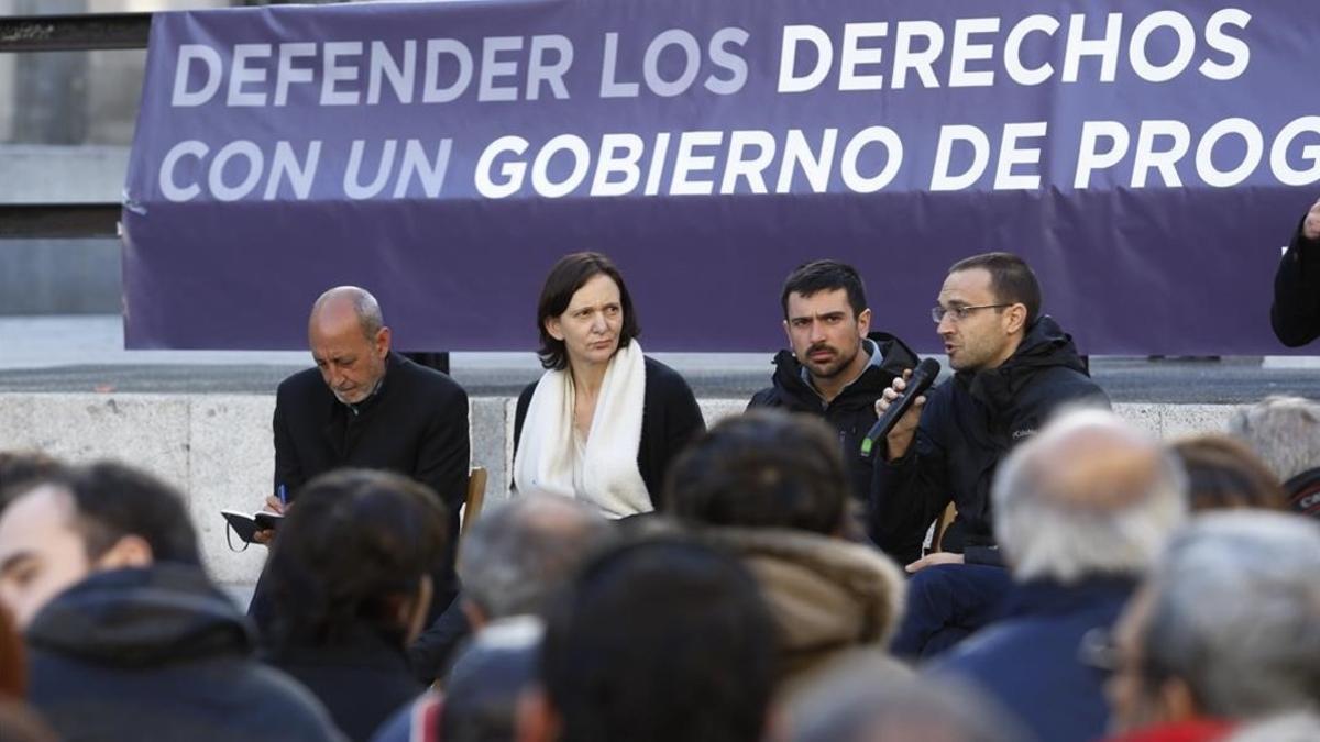 Luis Alegre, Ramón Espinar, Carolina Bescansa y Alberto Montero en un acto de Podemos en la plaza del Reina Sofía.