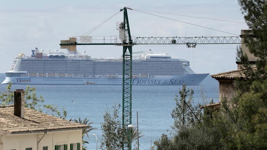 El megracrucero ‘Odyssey of the Seas’ desembarcará en Palma a dos tripulantes con covid-19