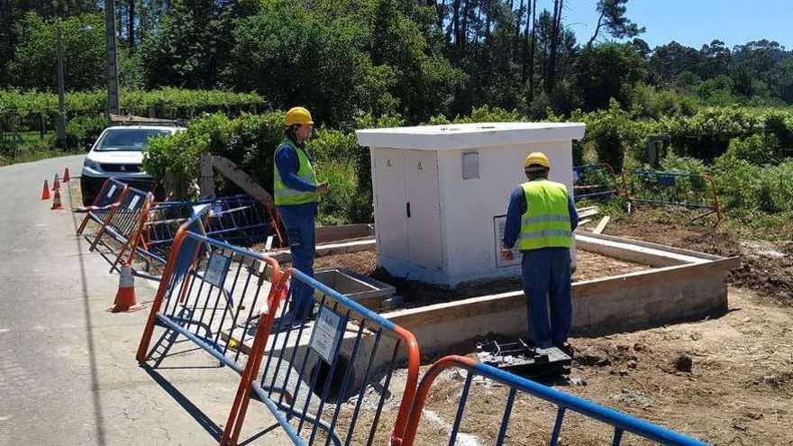 Instalación del polémico transformador eléctrico en el lugar de Abuín (Dena). // FdV