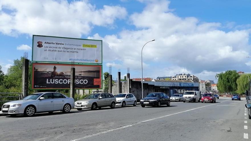 El cartel con el tuit del actual alcalde salta a la vista al paso por Rodrigo de Mendoza.