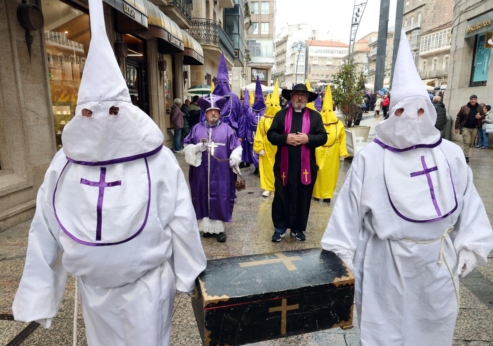 Comitiva fúnebre y premios del desfile finalizan el Carnaval en Vigo