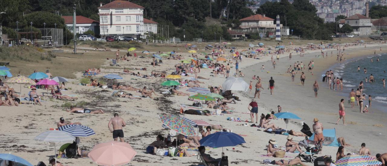 Playa de Rodeira, en Cangas, llena ayer de usuarios.