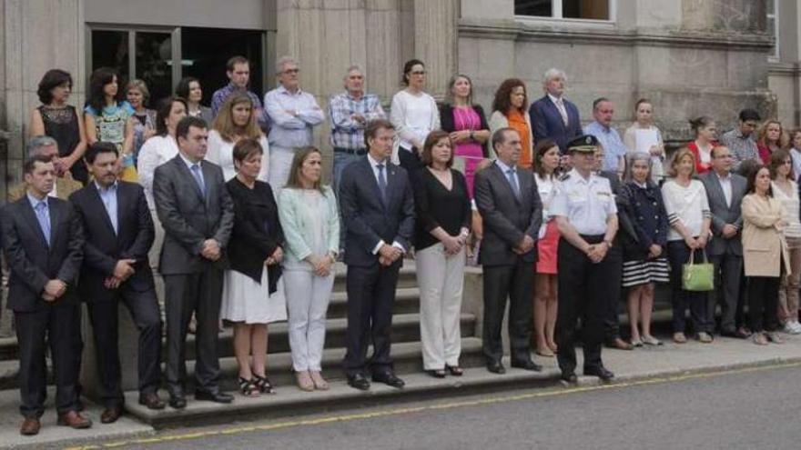 Concentración ante la Xunta en repulsa por el doble crimen  |  Funcionarios y representantes políticos de la Xunta, entre ellos el presidente Alberto Núñez Feijóo, guardaron ayer un minuto de silencio en una concentración ante las dependencias de San Caetano por el doble crimen de Arbo. Tras este acto, la secretaria xeral de Igualdade, Susana López Abella, ha explicado que la niña menor de la fallecida &quot;tiene familia&quot;, abuela y tías, y se han hecho &quot;cargo&quot; de ella, mientras que la Xunta, junto con los servicios sociales de Crecente (de donde era natural la madre fallecida), &quot;tramitan&quot; la custodia de la pequeña.