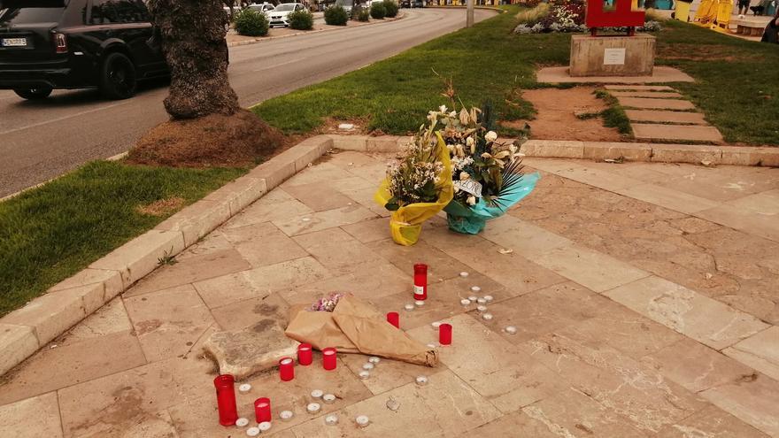 Flores y velas en recuerdo de los atropellados por un coche policial en el Passeig Sagrera de Palma