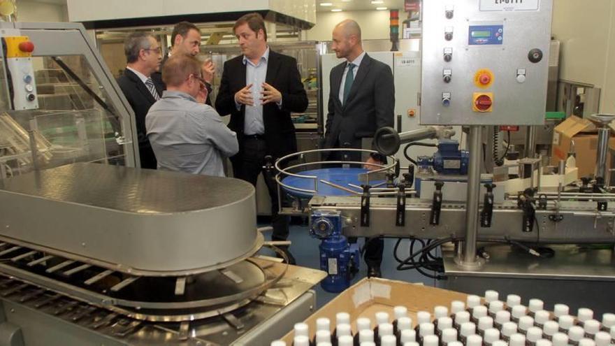 Celdrán junto con un representante del Ministerio visitó ayer la fábrica de Marnys.