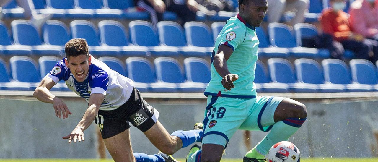 El herculano Alfaro cae en lucha con Carvajal, del Levante B.