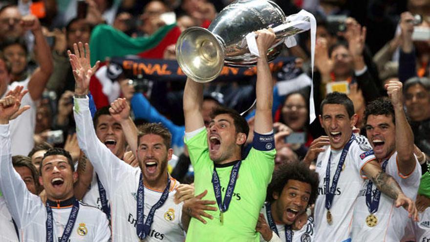 Iker Casillas levanta la copa de la final de la Champions