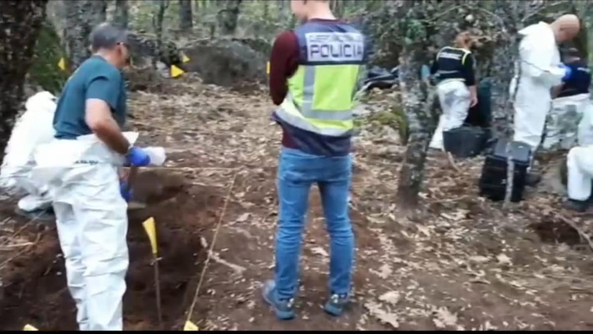 Agentes de la Guardia Civil y la Policía Nacional, este jueves por la tarde en la zona que ha marcado en su declaración el novio de Juana Canal tras su confesión.