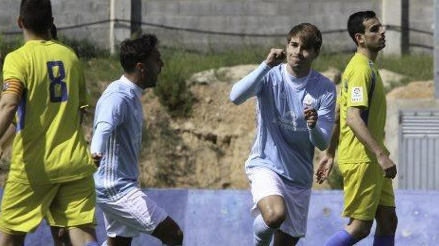 Mateu Ferrer celebra con el puño en alto uno de los cuatro goles que ayer le hizo al Mercadal.