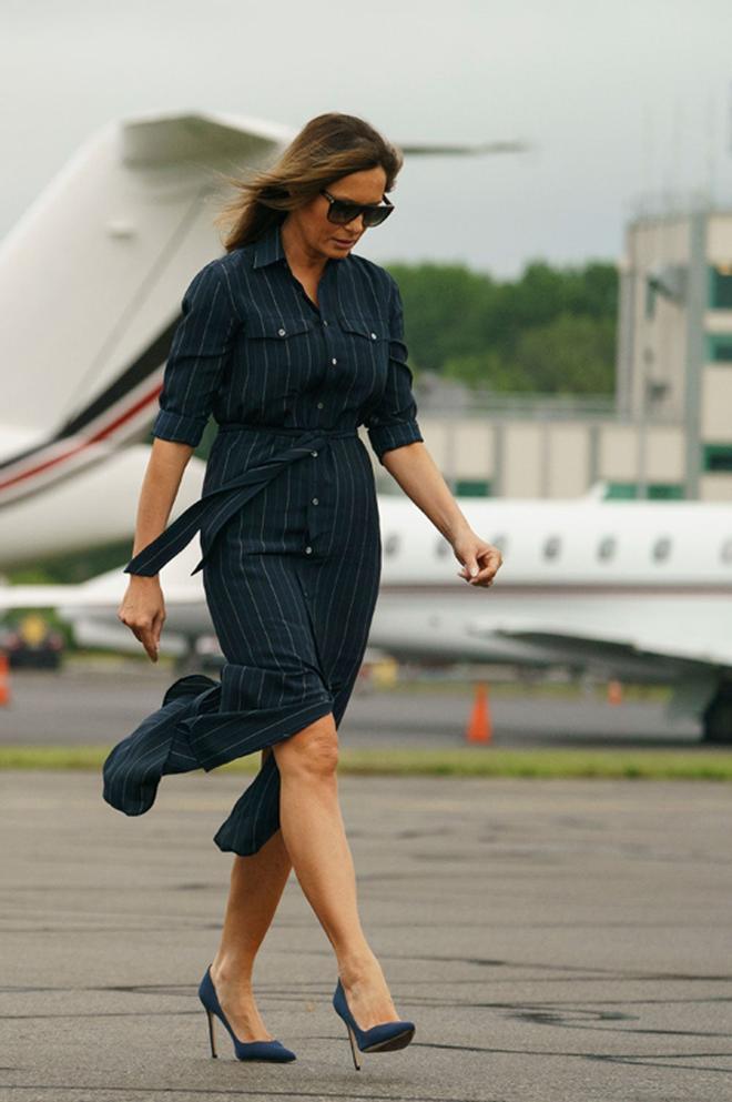 Melania Trump con un vestido camisero azul marino de estampado de rayas