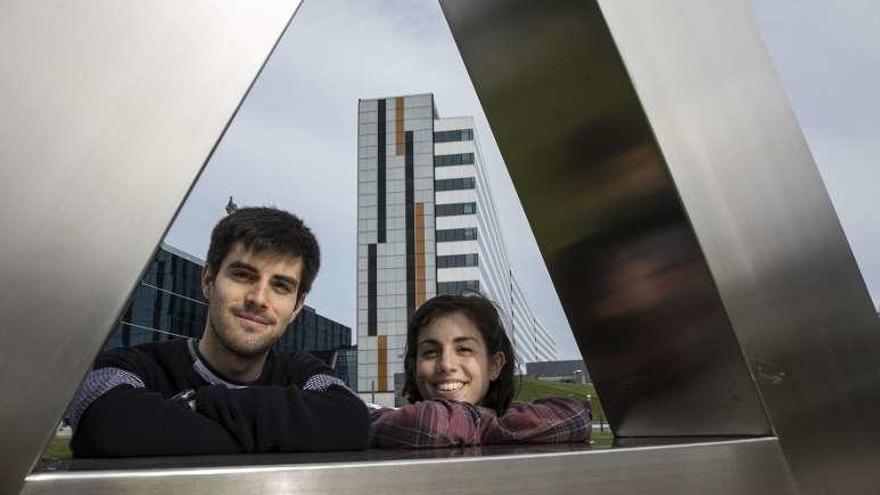 Rodrigo Albillos y Sara Rodríguez, en el HUCA, hospital en el que realizarán la especialidad.