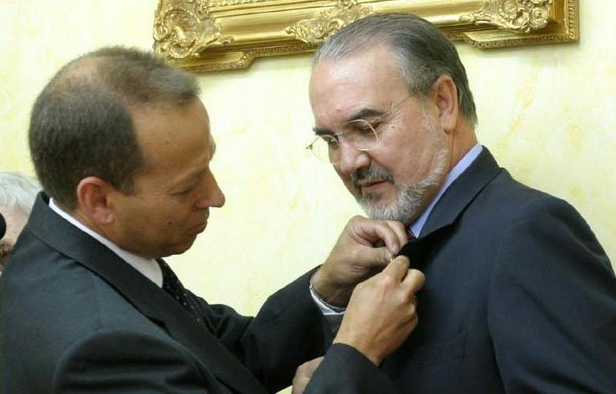 Imposición de la insignia de Pinoso a Pedro Solbes al ser nombrado Hijo Predilecto del municipio en 2004.