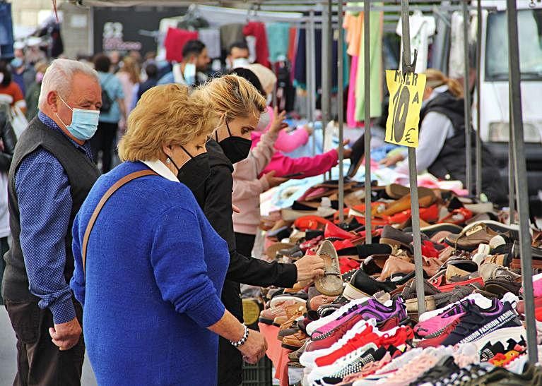 Puestos de ropa y calzado en la feria.