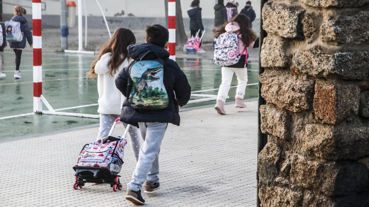 Alumnos del colegio Delicias de Cáceres, entranda en el colegio ayer.