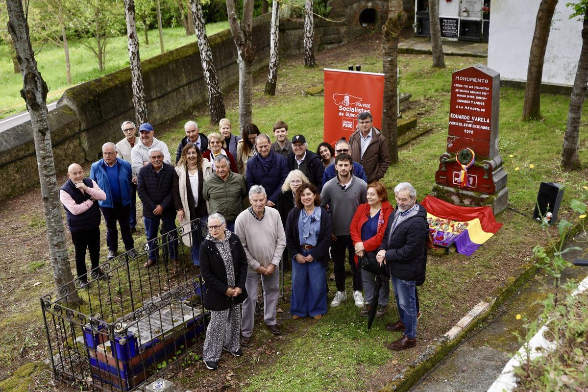Parte de los asistentes al acto republicano del PSOE en el cementerio del Suco, con Carmen Eva Pérez en primera fila en el centro y, a su derecha en la imagen, Hugo Abad.