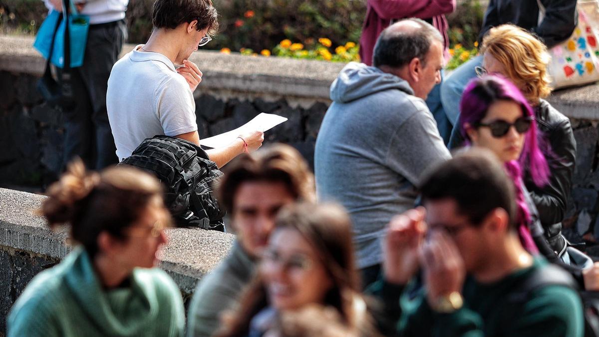Un aspirante al MIR repasa momentos previos al examen en Tenerife.