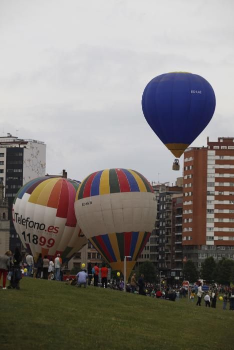 Salida de la regata de globos aerostáticos desde el "solarón", en Gijón.