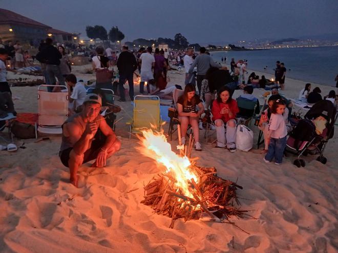 La noche de San Xoán en la playa de Rodeira, en Cangas.