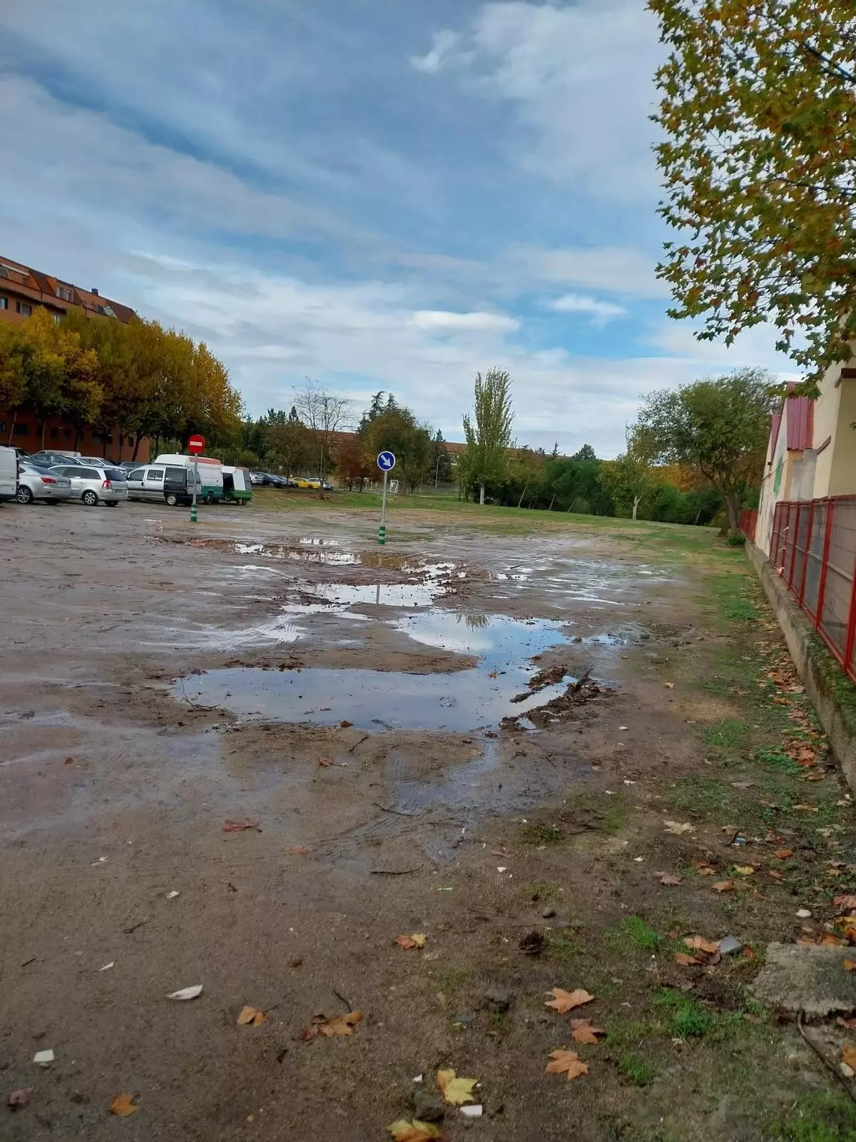 El aparcamiento cerca del Colegio Río Manzanas convertido en un barrizal