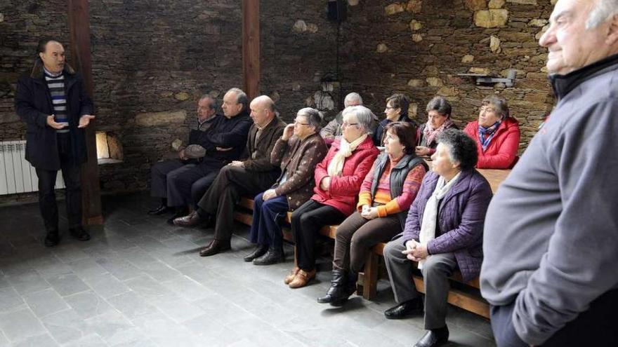 Crespo, ayer, en la reunión con los vecinos en el albergue de A Laxe. // Bernabé/Javier Lalín