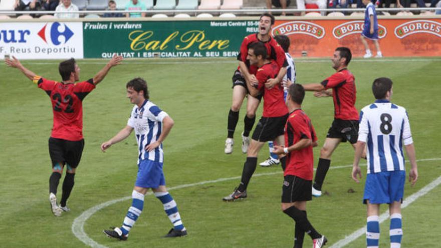 Futbolistes del Reus s&#039;abracen per haver marcat un gol al Nàxera.