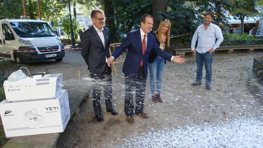 El alcalde, esta mañana en el inicio de la instalación del mercadillo navideño de la Alameda.