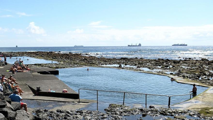 Mejoras en La Laja: accesos, soláriums y pavimentos renovados en el entorno de las piscinas naturales