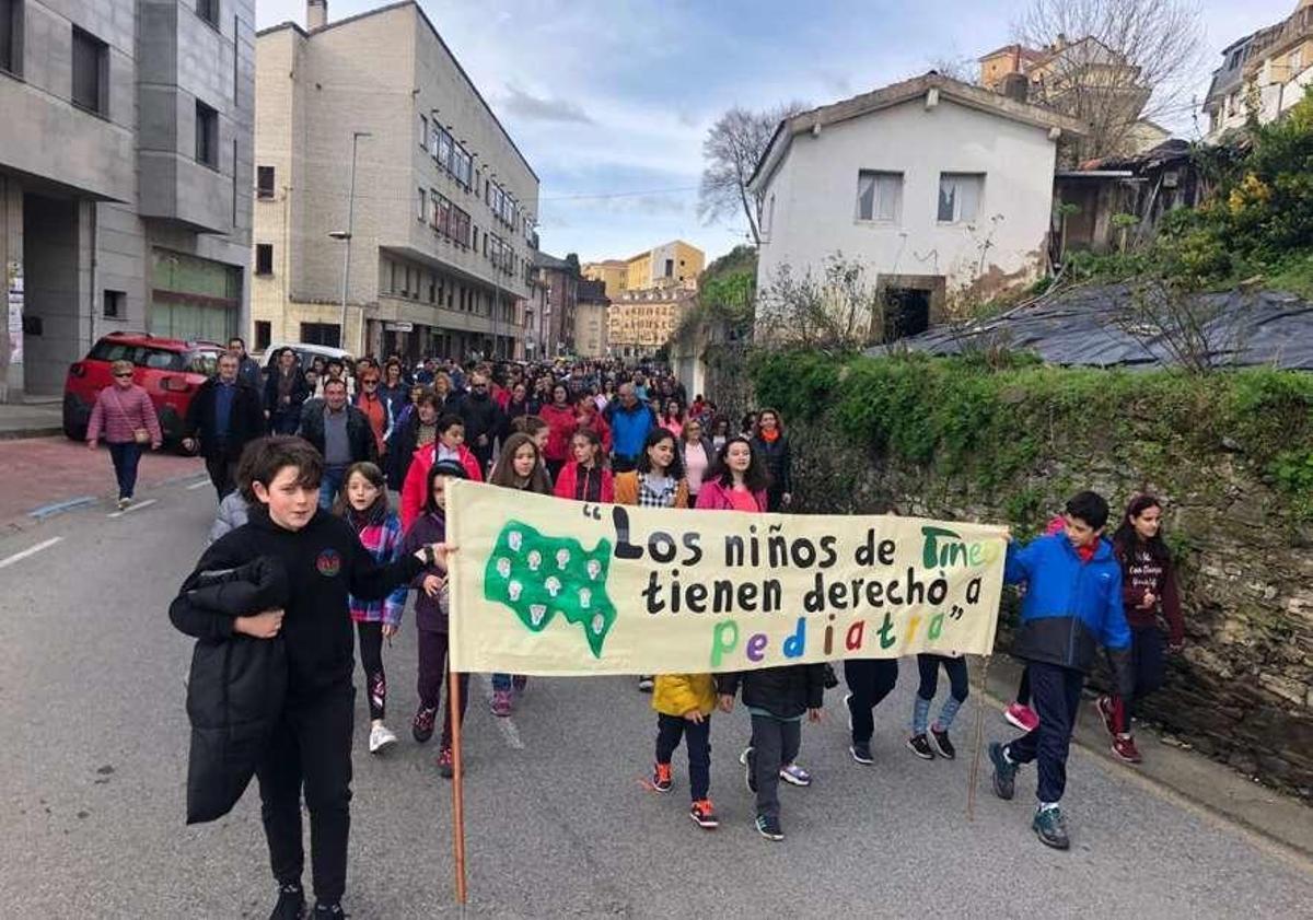 La marcha que discurrió ayer por la capital de Tineo.