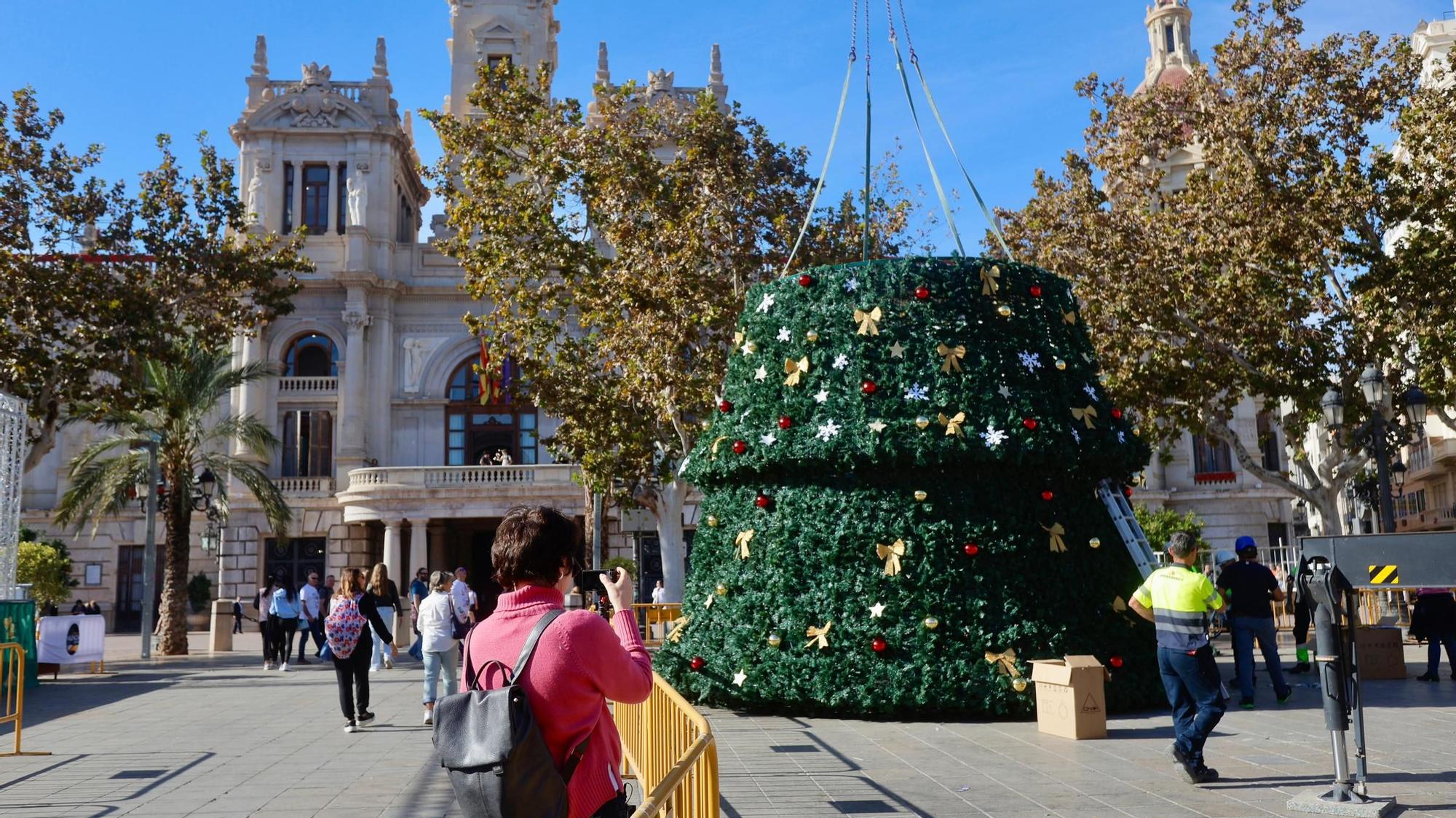 Montaje del árbol de Navidad de la Plaza del Ayuntamiento