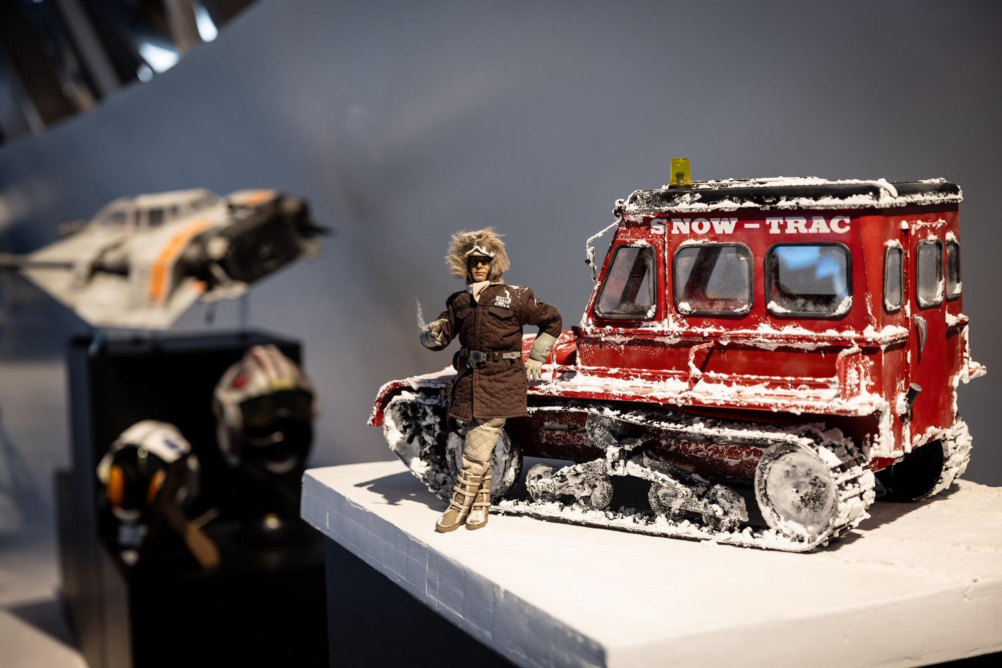 En imágenes | La exposición 'Más allá de la galaxia' llega al Mobility City de Zaragoza