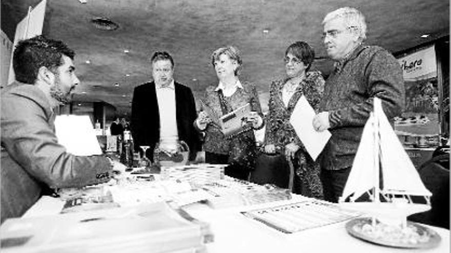 Un dels expositors al saló del creuer conversa amb un grup de persones, ahir a l&#039;Hotel Carlemany de Girona.