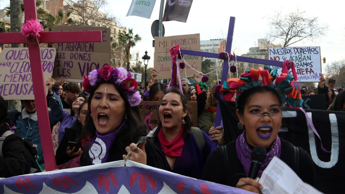 Un grup de manifestants a la marxa feminista del 8-M a Barcelona