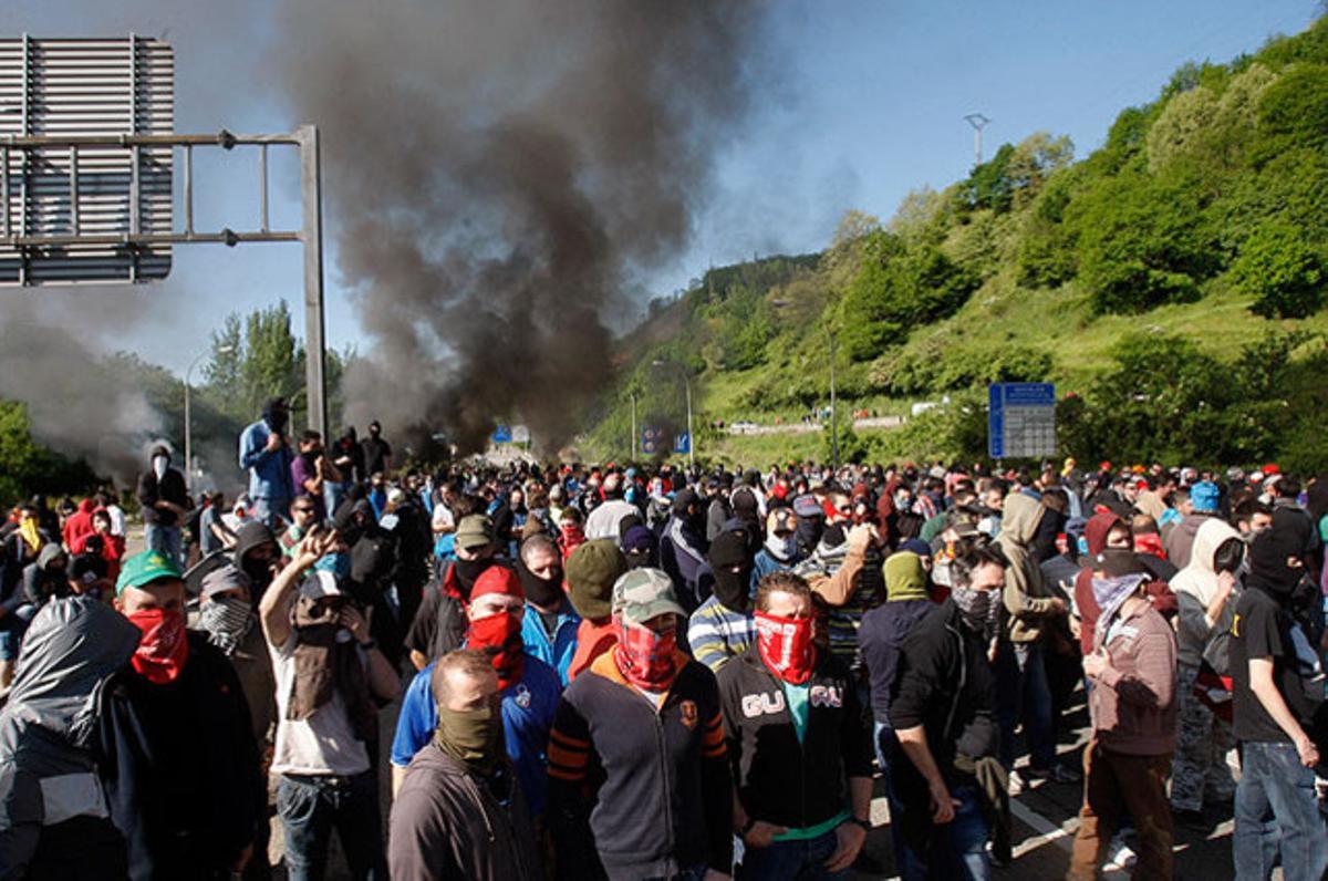 Grups de miners, en la seva segona jornada consecutiva de vaga, han tallat autovies en tres punts diferents i han causat retencions de trànsit de diversos quilòmetres, a Astúries.