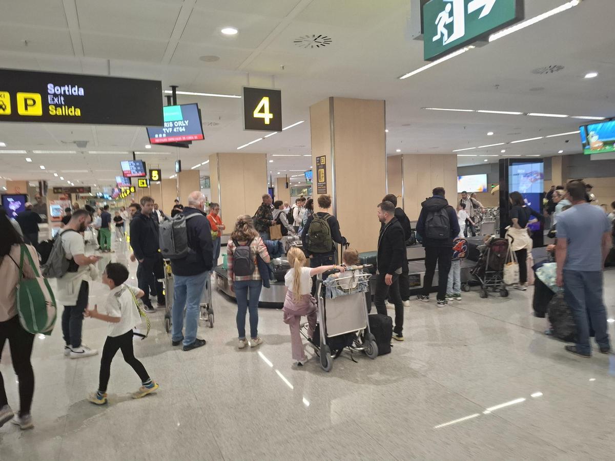 Pasajeros en la terminal de aeropuerto de Ibiza.