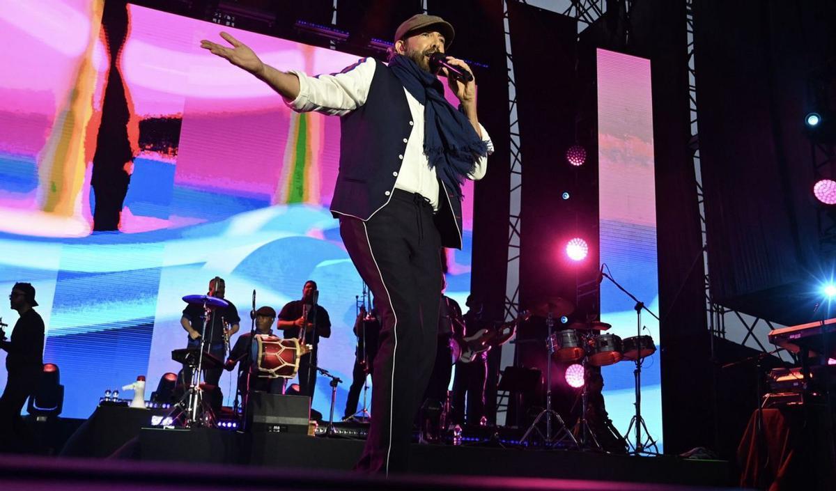 El cantante dominicano, poco antes de suspenderse el concierto. | |