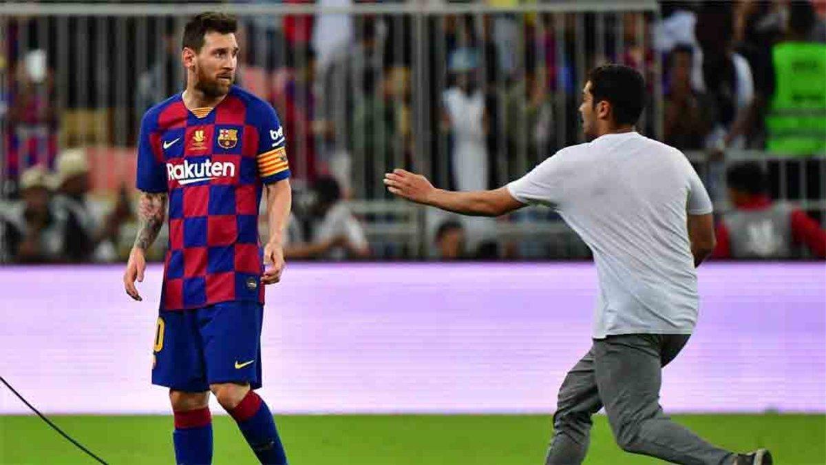 Un aficionado se abalanzó sobre Messi tras acabar el partido en la Supercopa de España