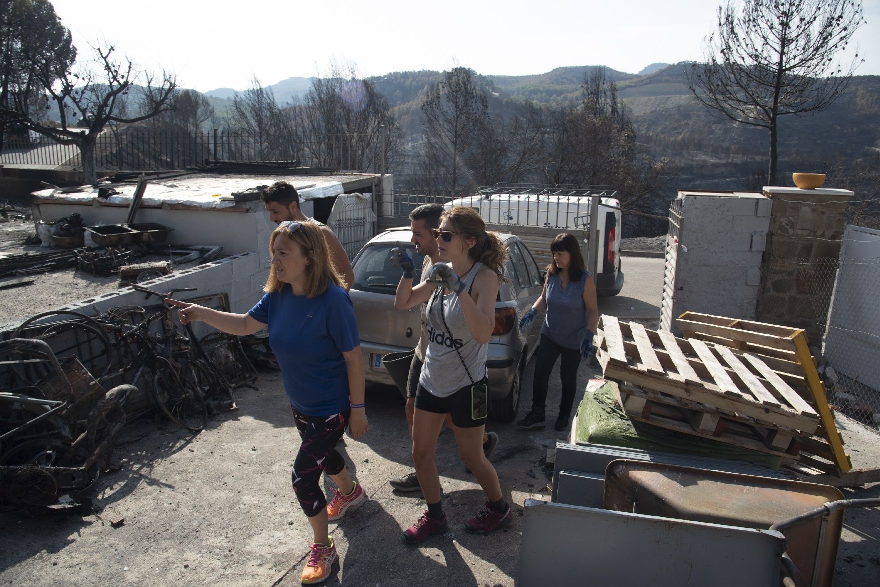 Una trentena de voluntaris s’autoorganitzen per ajudar River Park en la vida després del foc