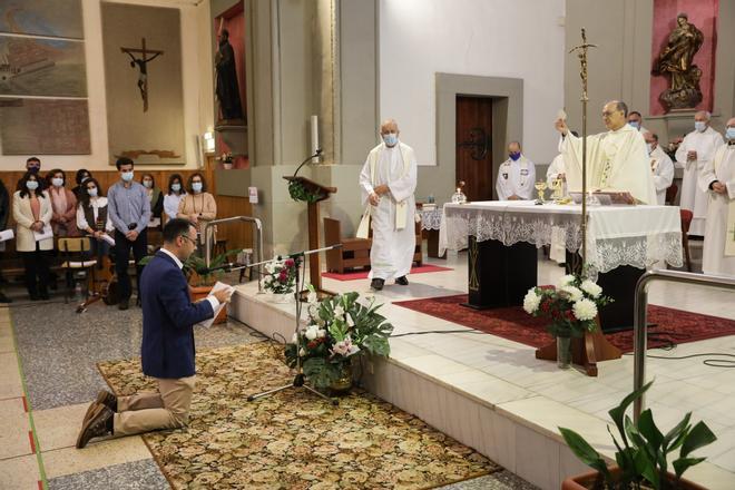 Chema Tejedor, de rodillas, pronunciando sus últimos votos ante Pedro Luis García Vera, tras el altar, en presencia de otros jesuitas, ayer en la parroquia de San Esteban del Mar, en El Natahoyo.