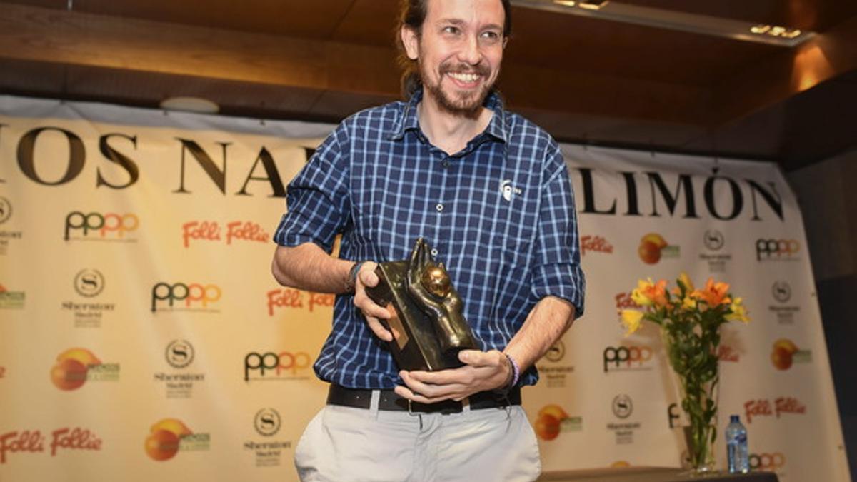 Pablo Iglesias con el 'premio Limón' que le dio la Peña de Periodistas Primera Plana, ayer en Madrid.