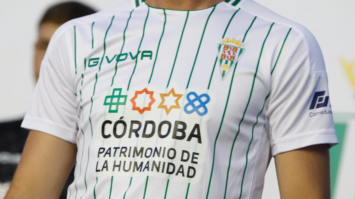 Primera equipación del Córdoba CF para la temporada 2022-2023.