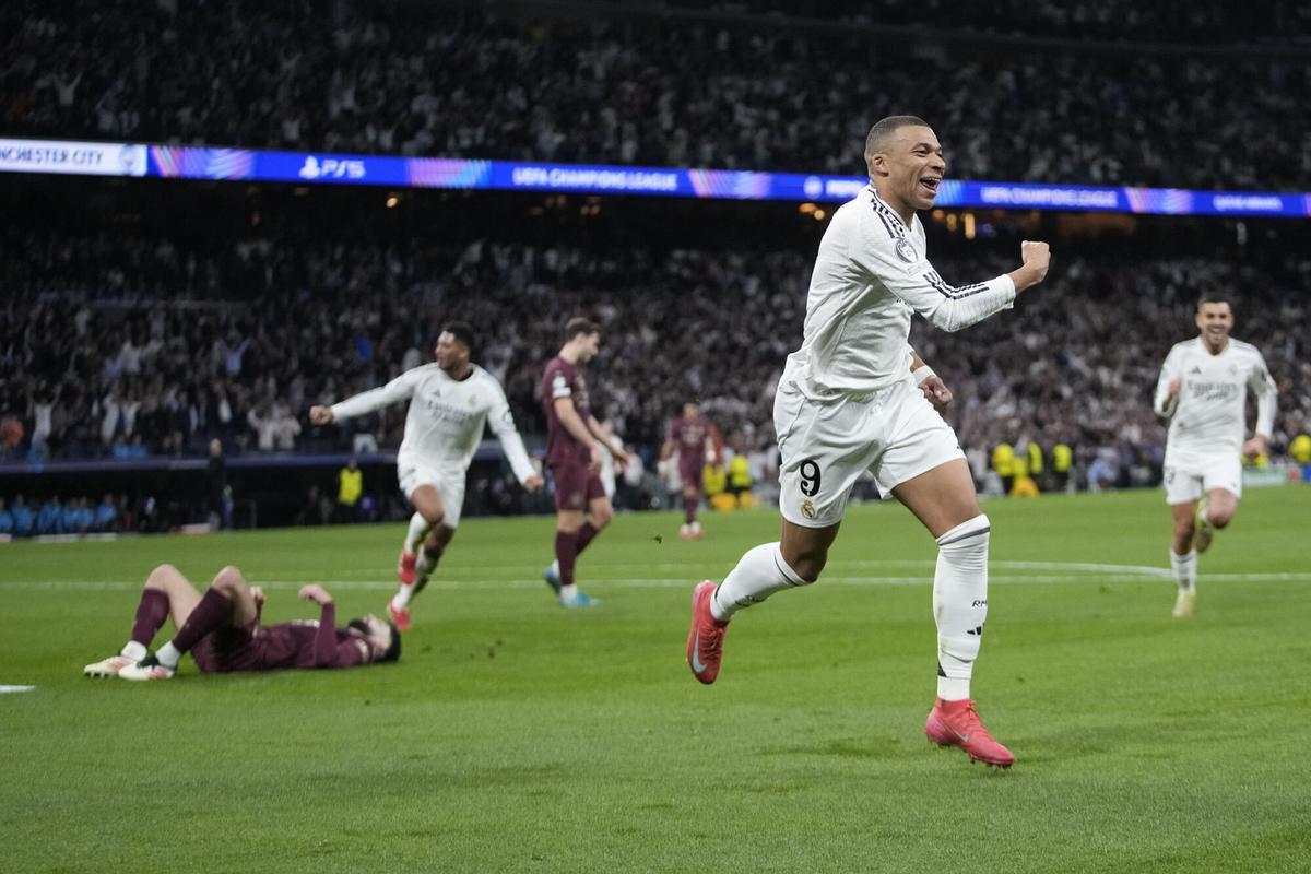 Mbappé celebra su gol con los jugadores del City totalmente derrotados