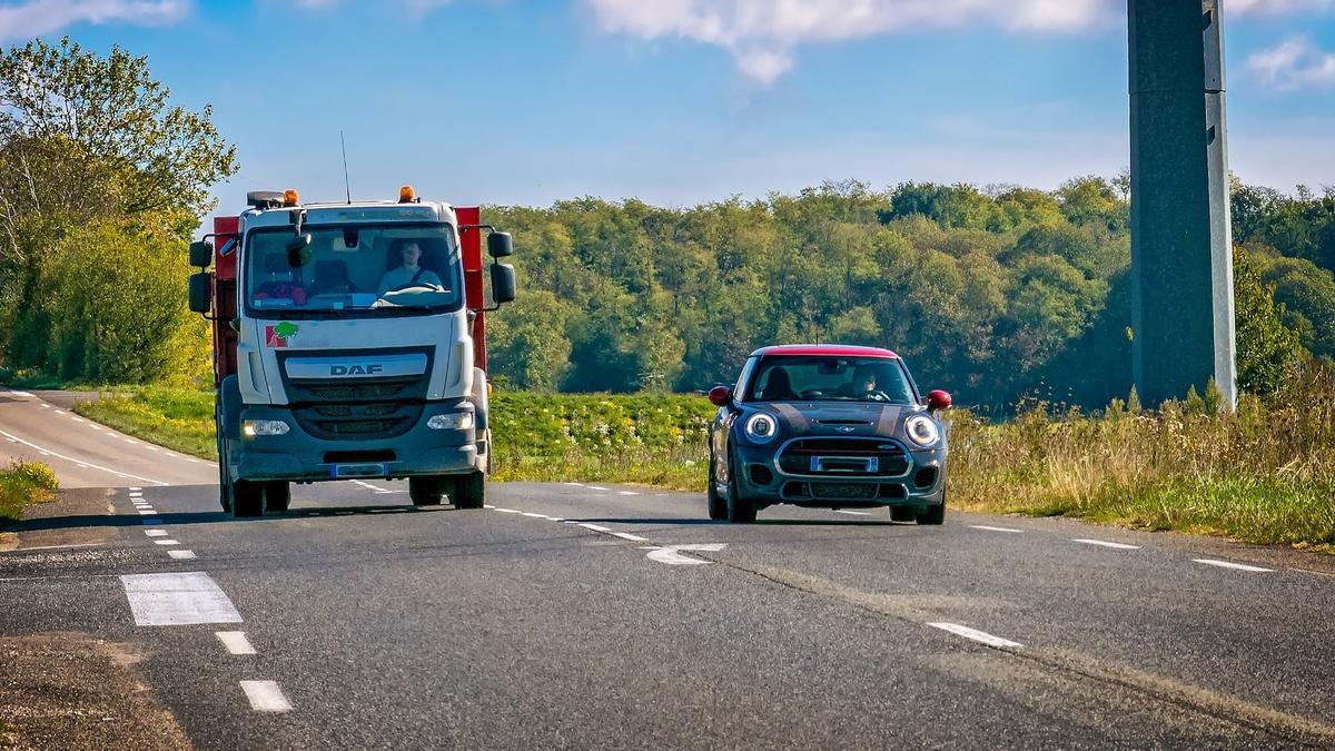 La última ley de la DGT te impedirá adelantar a otros coches