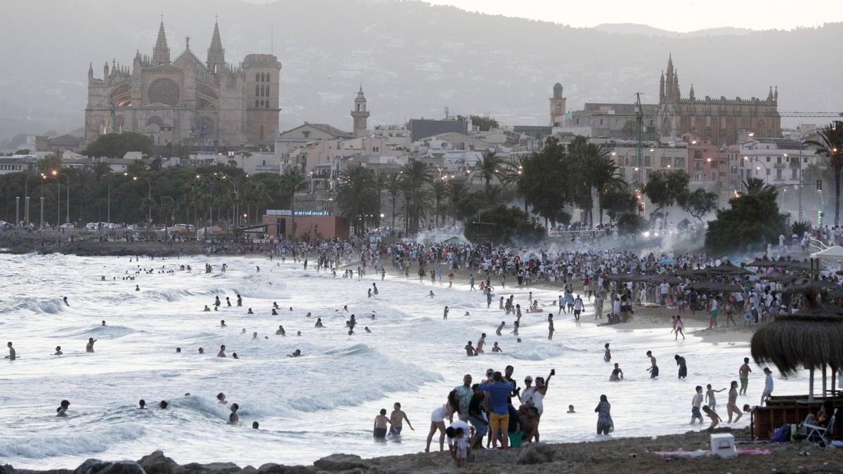 Wenn man sich die Kathedrale wegdenkt, könnte es auch der Strand von Rio de Janeiro sein: Der Stadtstrand Can Pere Antoni am vergangenen Donnerstagabend, Nit de Sant Joan (23.6.). | FOTO: MANU MIELNIEZUK