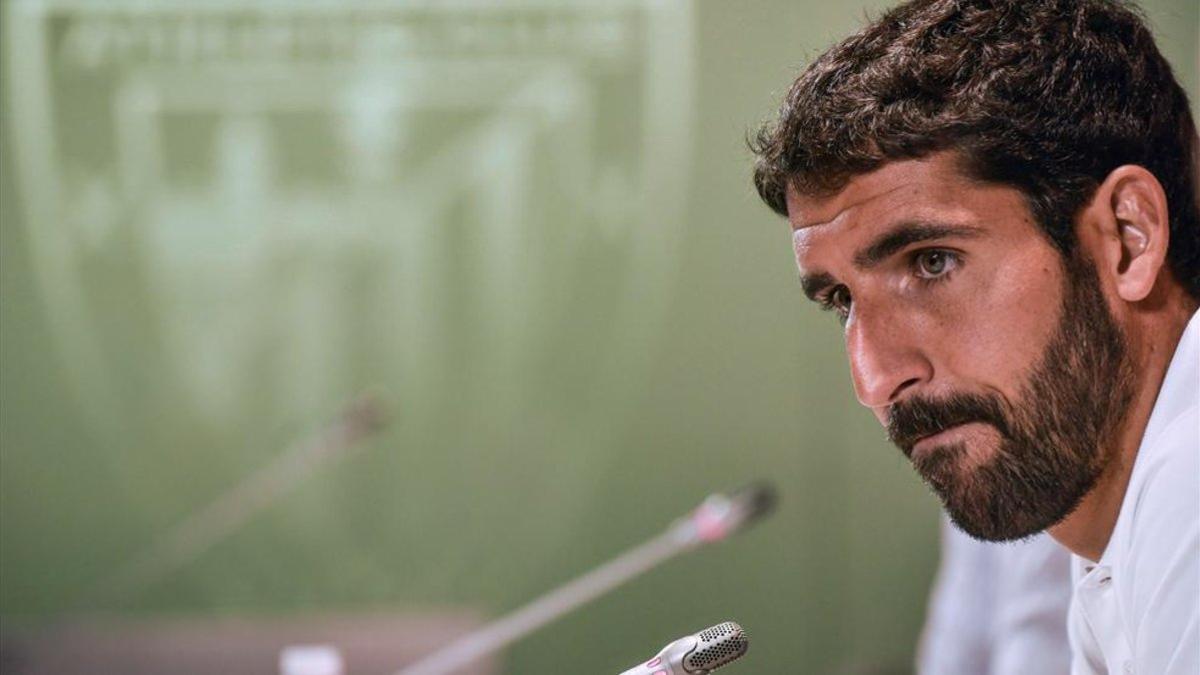 Raúl durante la rueda de prensa en San Mamés