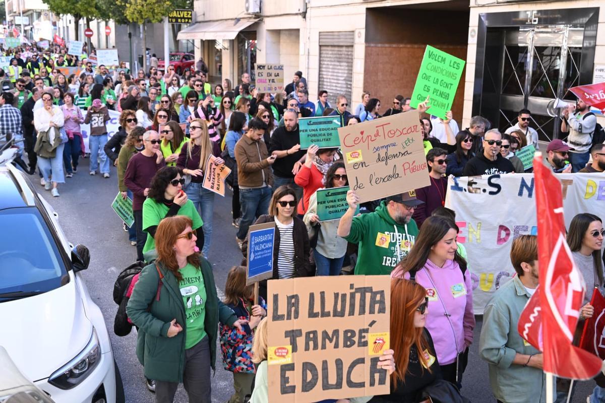 "Las maestras luchando también estamos enseñando", la educación pública se manifiesta en Elche