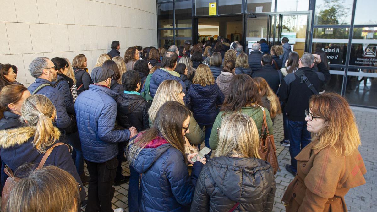 Polémica en la bolsa de trabajo de auxiliares de enfermería para residencias  de la Comunidad - Información