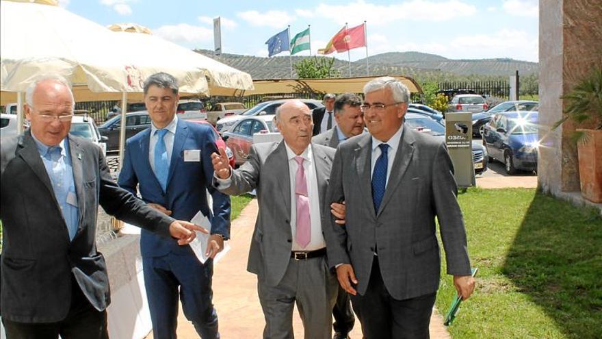 La Junta considera el sector de la almendra modelo de exportación