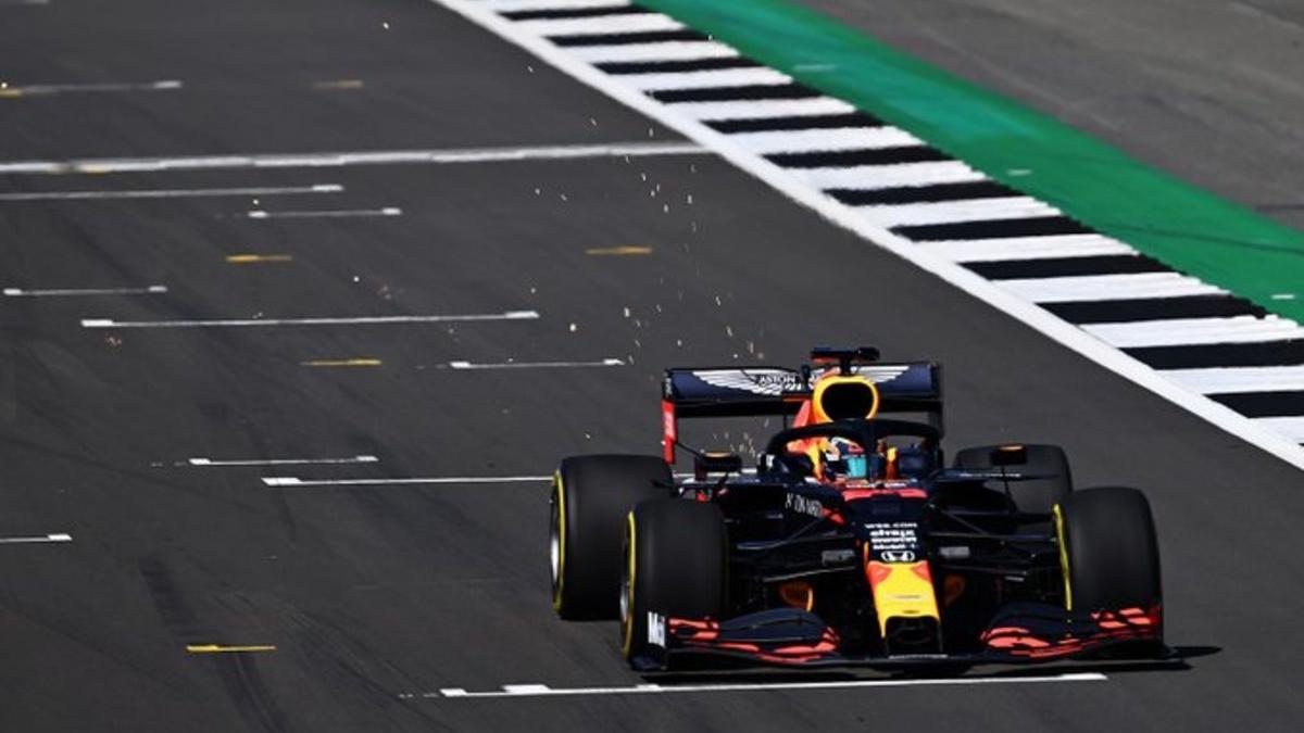 Albon, en la pista de Silverstone con el RB16