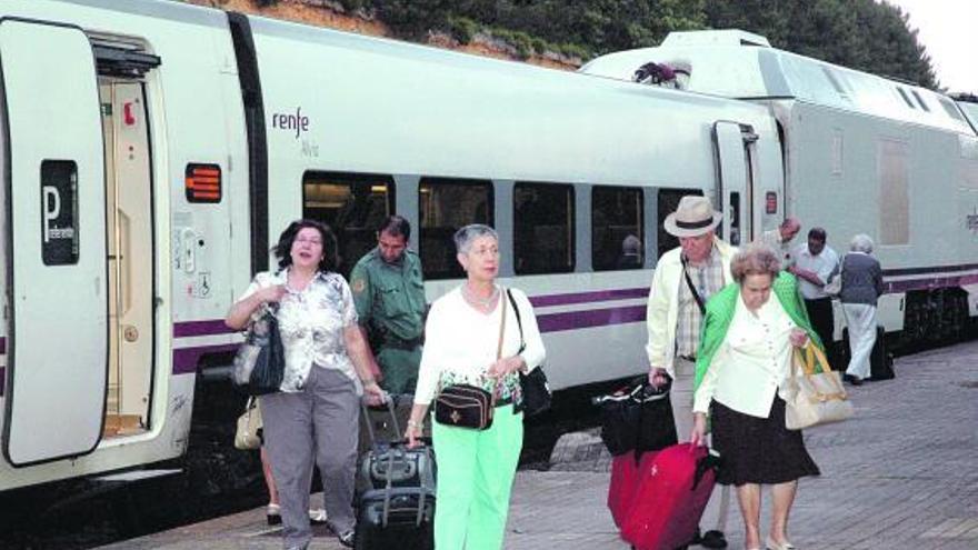 Autocares fletados por Renfe para rescatar a los viajeros.