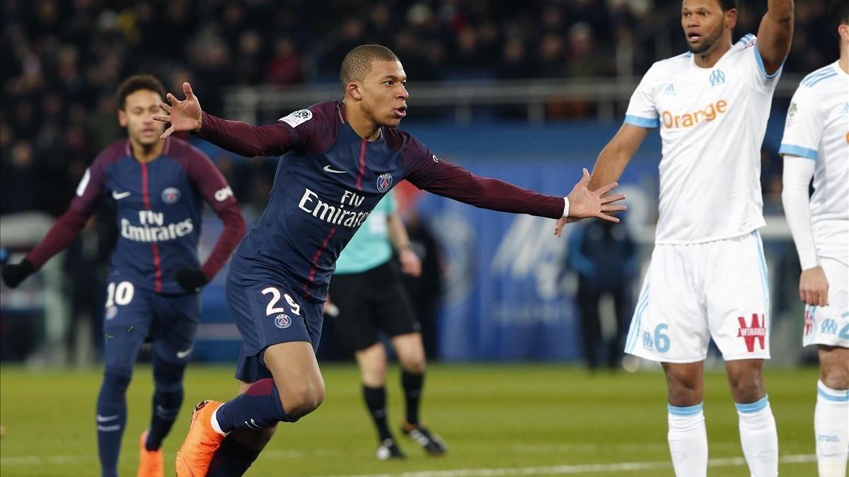 Mbappé celebra un gol con Neymar al fondo.